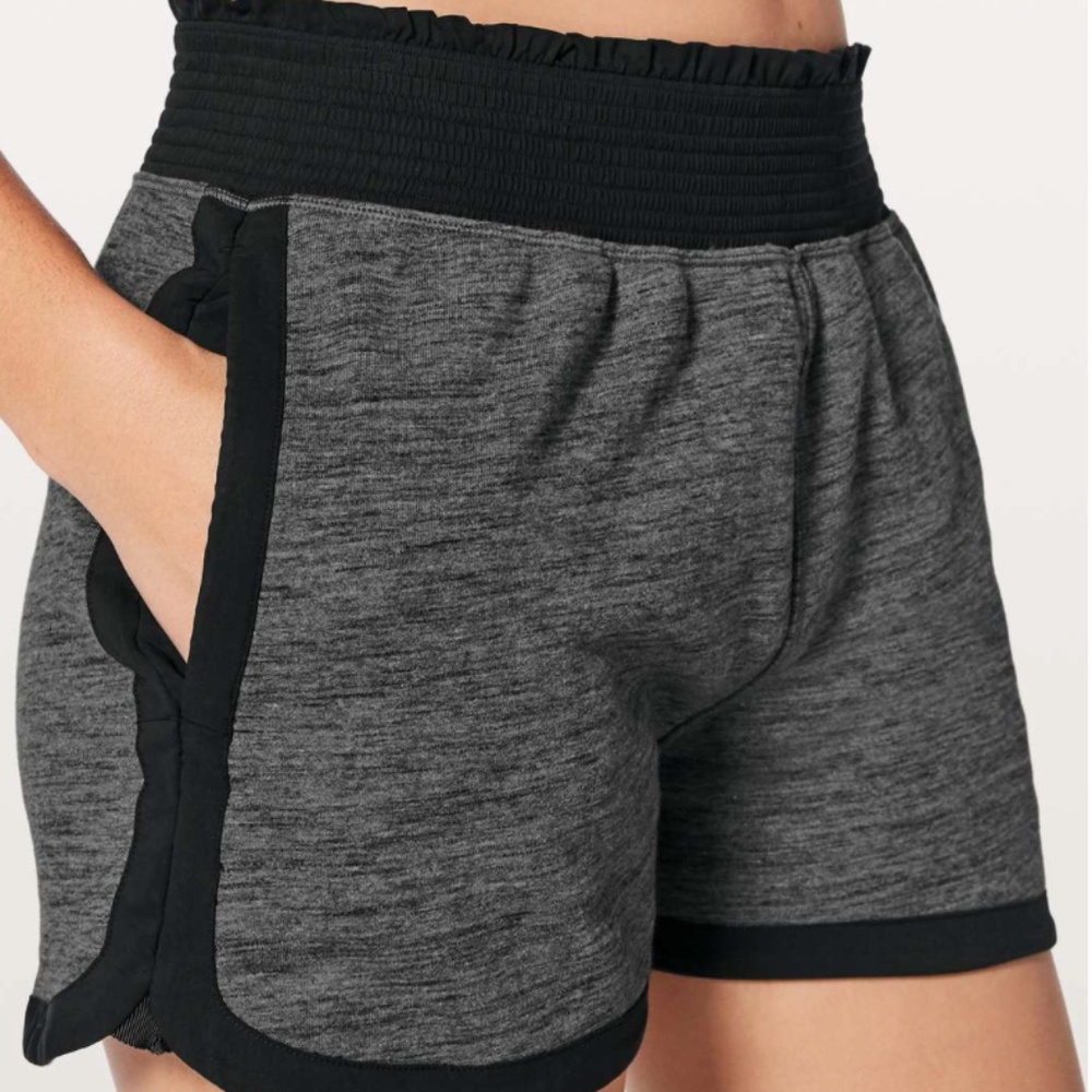 Lululemon Cool & Collected Short *2.5" Heathered Core Dark Grey / Black